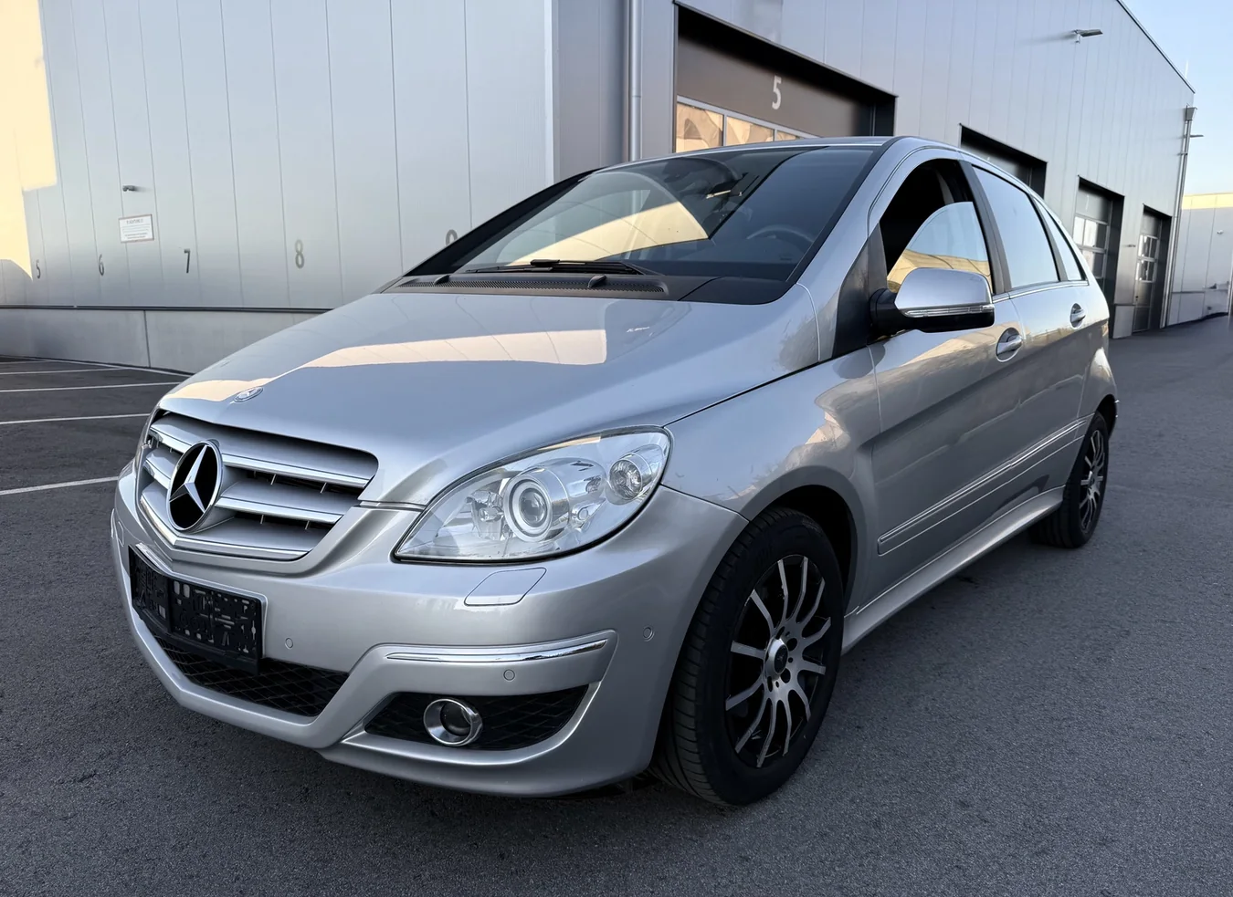 Silberne Mercedes-Benz B-Klasse